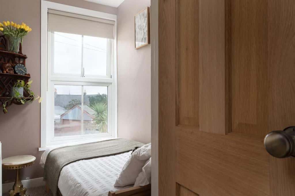 Peaceful & Tranquil With Private Terrace At 'the Pink House' Holiday home Falmouth