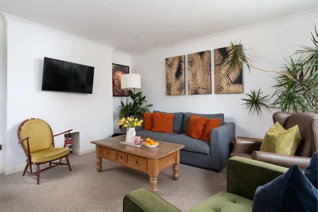 Holiday home Peaceful & Tranquil With Private Terrace At 'the Pink House' *
